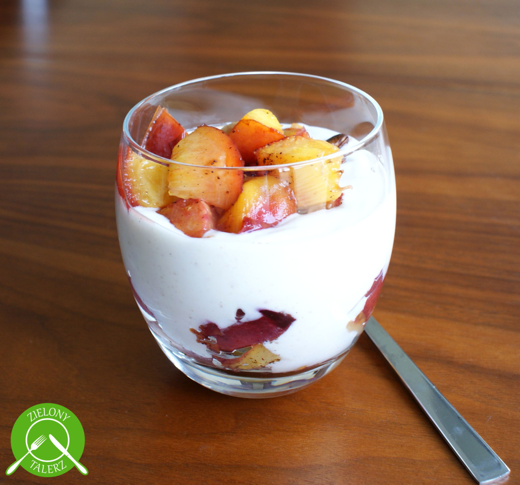 Jogurt z pieczoną nektarynką