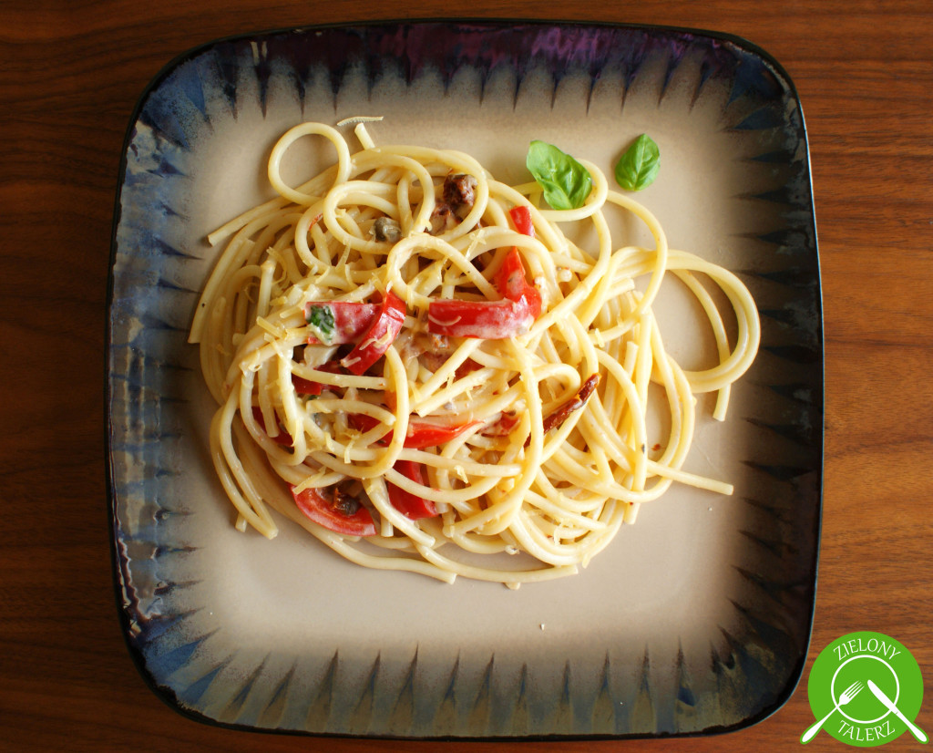 makaron z papryką i suszonymi pomidorami