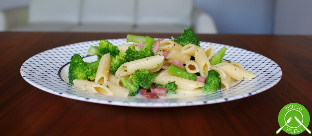 Penne z brokułami w sosie carbonara
