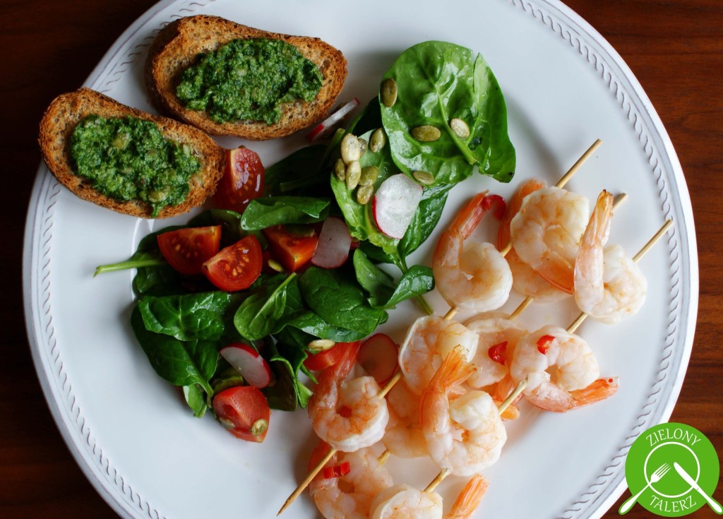 szaszłyki z krewetek+sałatka+grzanki