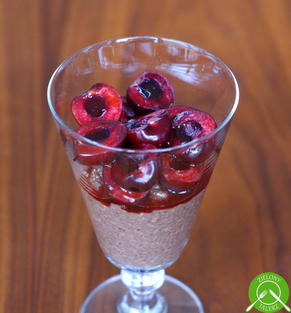 czekoladowy chia pudding z czereśniami